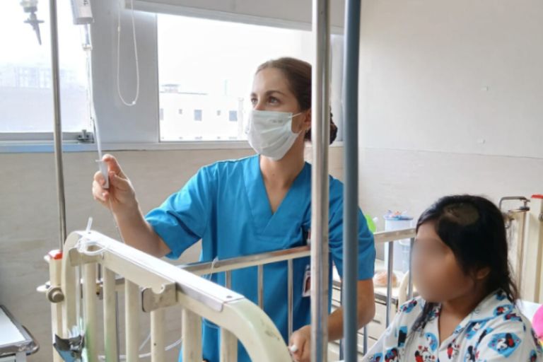 Estudiantes españolas de Enfermería viven su internado en el Instituto Nacional de Salud del Niño.